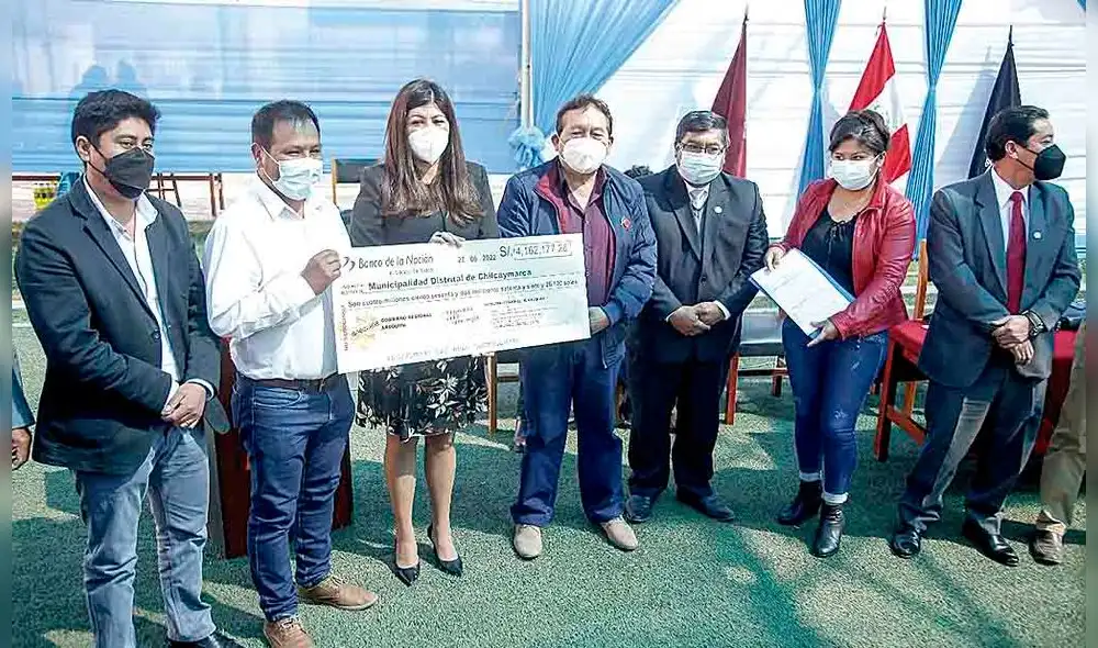 Para obras. Cheques fueron entregados a municipios. Foto: La República Para obras. Cheques fueron entregados a municipios. Foto: La República
