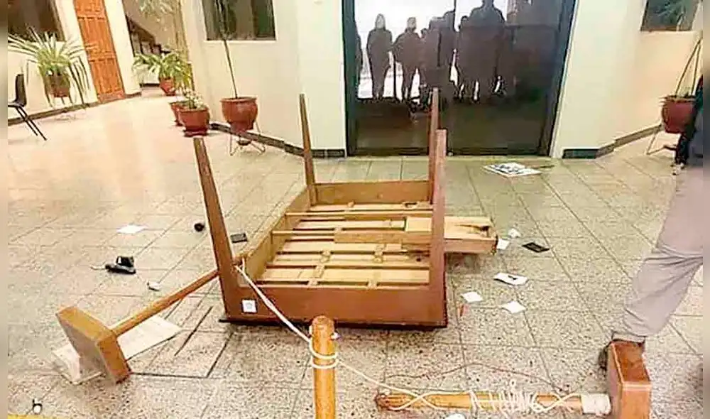 Destrozos. Turistas causaron desmanes en oficina de DDCC.