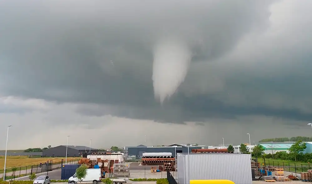El tornado hizo volar tejados de 4 casas y provocó el derrumbe de la fachada de una de ellas al sureste de Países Bajos. Foto: AFP