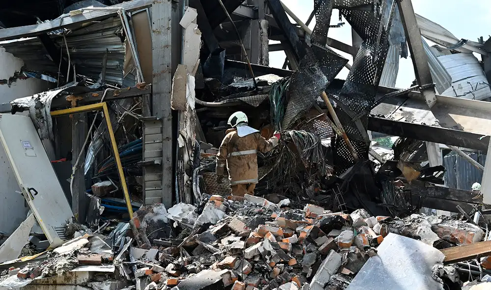 Los rescatistas limpian los escombros del centro comercial Amstor en Kremenchuk, Ucrania, un día después del ataque. Foto: AFP Los rescatistas limpian los escombros del centro comercial Amstor en Kremenchuk, Ucrania, un día después del ataque. Foto: AFP