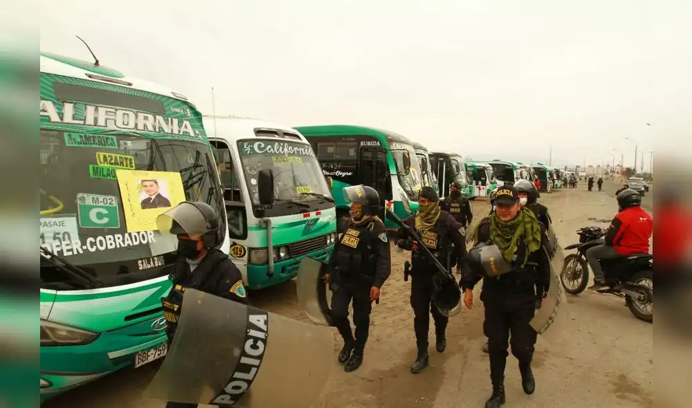 Microbuses no salieron a prestar servicio en sus diferentes rutas. Foto: J. Mendoza/La República Microbuses no salieron a prestar servicio en sus diferentes rutas. Foto: J. Mendoza/La República