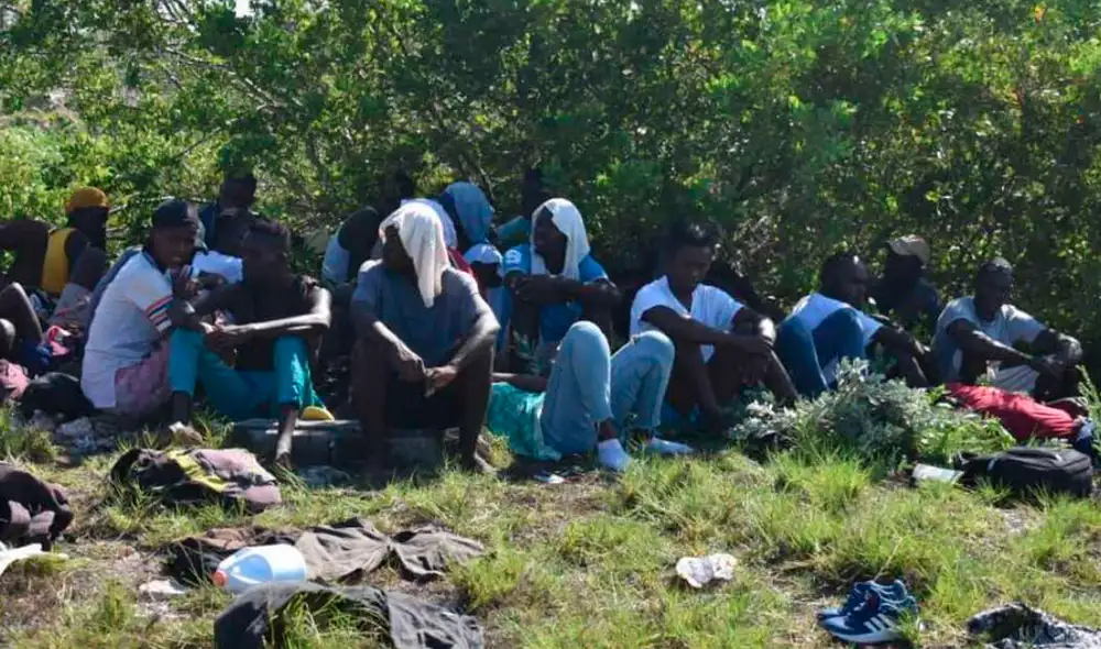 El barco recaló en la costa de Caibarién y migrantes vienen recibiendo ayuda humanitaria. Foto: Facebook/Portal del Ciudadano "Soy Villa Clara" El barco recaló en la costa de Caibarién y migrantes vienen recibiendo ayuda humanitaria. Foto: Facebook/Portal del Ciudadano "Soy Villa Clara"