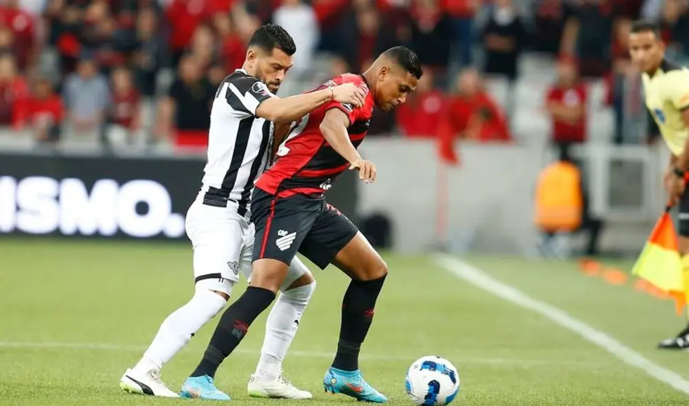 Libertad visita a Paranaense en el Arena da baixada. Foto: EFE. Libertad visita a Paranaense en el Arena da baixada. Foto: EFE.