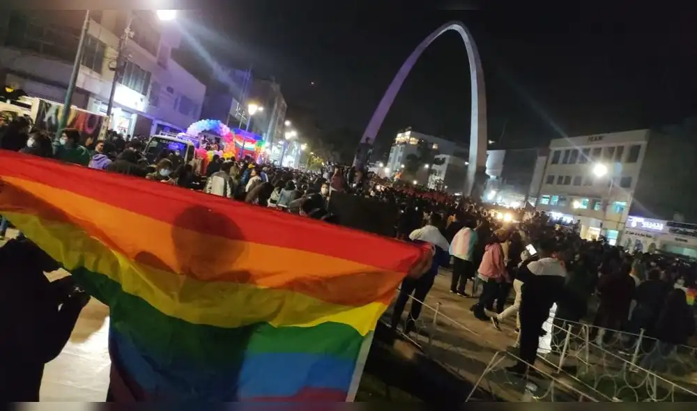 Controversia se desató entre internautas de Tacna por imagen de  la bandera del orgullo gay. Foto: Leroy Magu