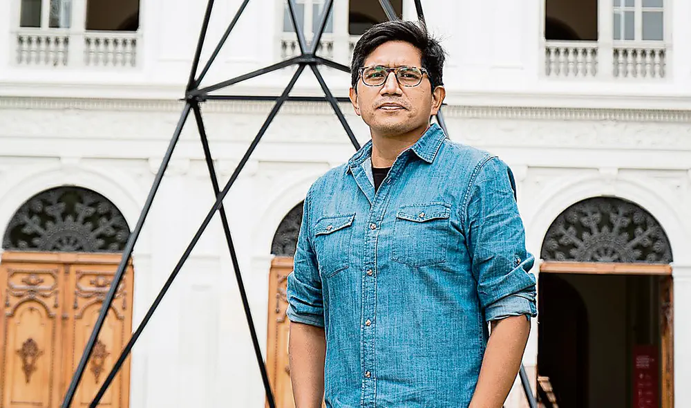 La torre. Christian Ávila al pie de su obra “El eterno retorno”. Foto: difusión