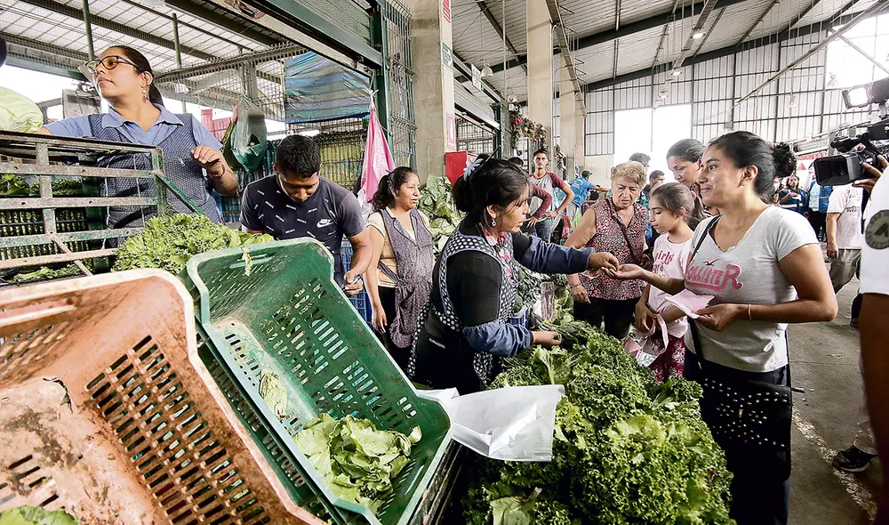 El dato. Los mayores volúmenes de productos registrados en los últimos cuatro días han contribuido a incrementar el abastecimiento y los stocks, que a la fecha garantizan la provisión de alimentos. Foto: John Reyes/La República El dato. Los mayores volúmenes de productos registrados en los últimos cuatro días han contribuido a incrementar el abastecimiento y los stocks, que a la fecha garantizan la provisión de alimentos. Foto: John Reyes/La República