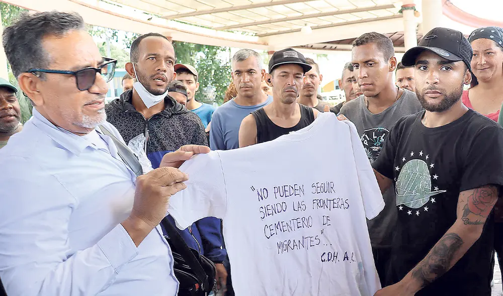 Protestas. Inmigrantes y autoridades de Texas sostienen un polo con mensajes relacionados a la tragedia en el camión. Foto: difusión Protestas. Inmigrantes y autoridades de Texas sostienen un polo con mensajes relacionados a la tragedia en el camión. Foto: difusión