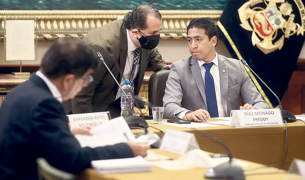 Sin iniciativa. En varios momentos el presidente de la comisión, Freddy Díaz (APP), parecía solo acatar las indicaciones del secretario técnico, Víctor Colina (militante de Acción Popular). Foto: Congreso