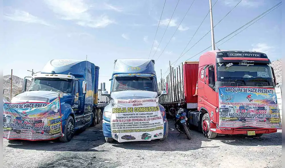 Kilómetro 48 libre. El ingreso a Arequipa fue tomado por los camioneros en las primeras horas, luego dieron una tregua, cuando intentaron retomar la vía la Policía se lo impidió. Foto: La República