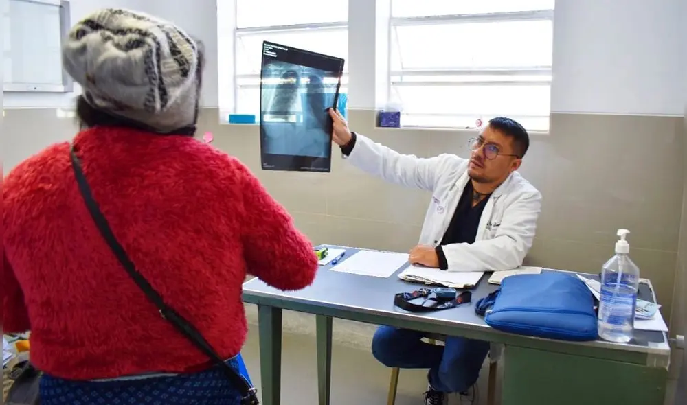 El médico Romero Quinde explica que la neumonía es una infección en los pulmones. Foto: hospital Víctor Ramos Guardia. El médico Romero Quinde explica que la neumonía es una infección en los pulmones. Foto: hospital Víctor Ramos Guardia.