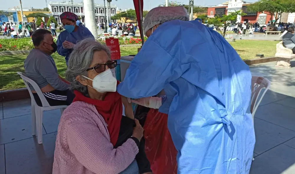 Solo el 24,5% de la población mayor de 60 años se ha aplicado la cuarta dosis de la vacuna.  Foto: Yolanda Goicochea /Urpi-LR