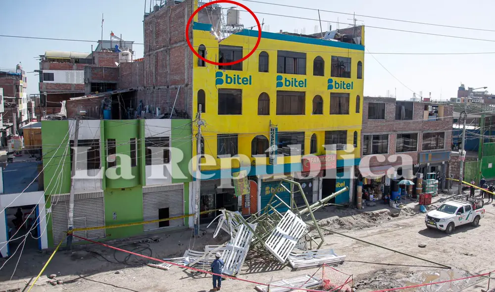 La estructura cayó sobre 10 personas que transitaban en la zona. Foto: Rodrigo Talavera/La República La estructura cayó sobre 10 personas que transitaban en la zona. Foto: Rodrigo Talavera/La República