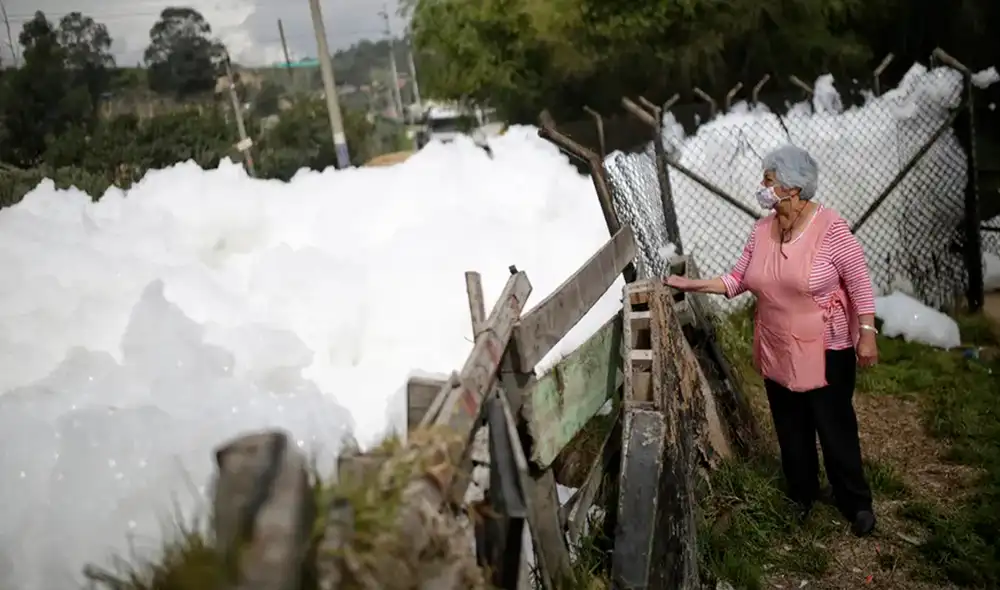 Se recomienda a la población evitar hacer contacto con la espuma contaminada por posibles complicaciones en la salud. Foto: Sergio Acero / Colprensa Se recomienda a la población evitar hacer contacto con la espuma contaminada por posibles complicaciones en la salud. Foto: Sergio Acero / Colprensa
