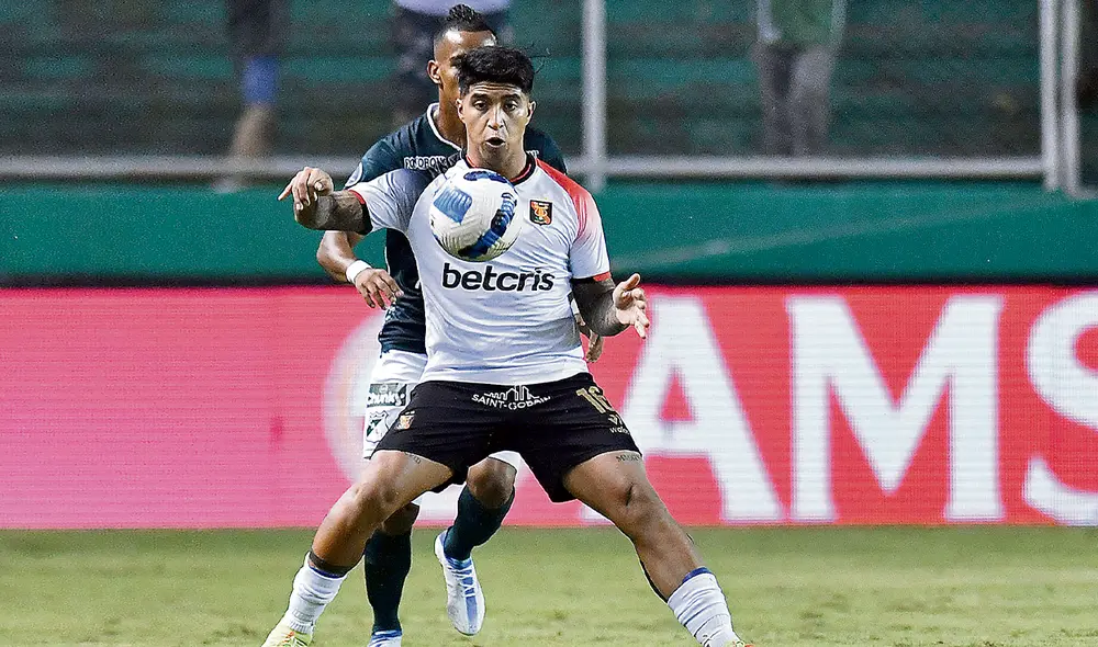 Esfuerzo. Luis Iberico fue uno de los mejores jugadores del partido ante Deportivo Cali. Aquí lucha un balón con el rival. Foto: difusión