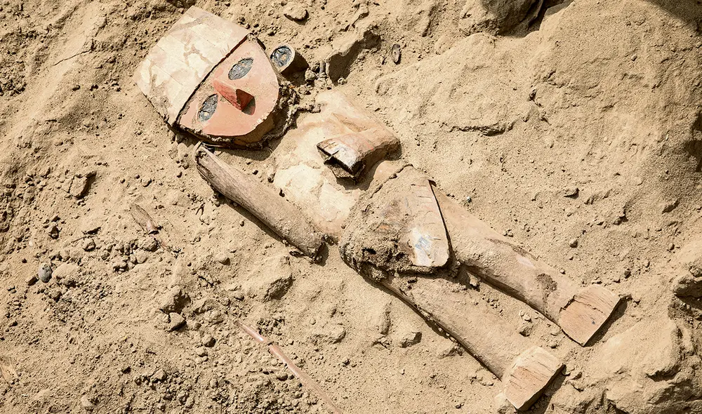 La escultura de 47 cm de largo por 16 cm de ancho, con todas la apariencia y características del estilo chimú, representaría a un cargador de andas. Foto: difusión