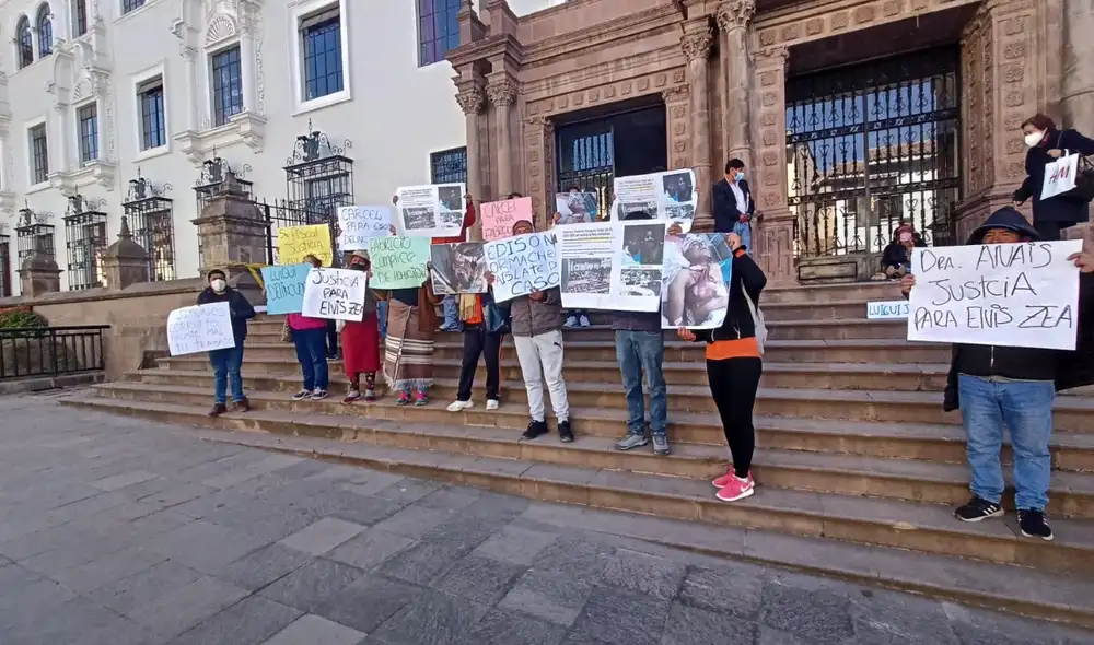Familiares de Elvis Zea protagonizaron un platón exigiendo que sus agresores sean encarcelados. Foto: URPI/Alexander Flores