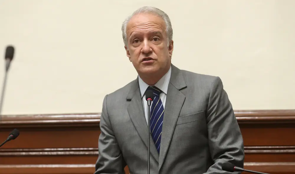 Nano Guerra García fue captado en traje de baño en la playa durante sesión de la Comisión de Producción del Congreso. Foto: Congreso