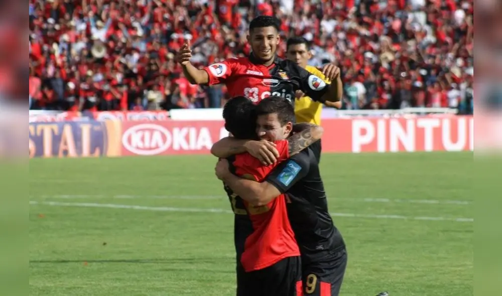 Bernardo Cuesta, Omar Fernández y Alexis Arias celebran un gol de Melgar en la final ante Sporting Cristal en 2015. Foto: DeChalaca Bernardo Cuesta, Omar Fernández y Alexis Arias celebran un gol de Melgar en la final ante Sporting Cristal en 2015. Foto: DeChalaca