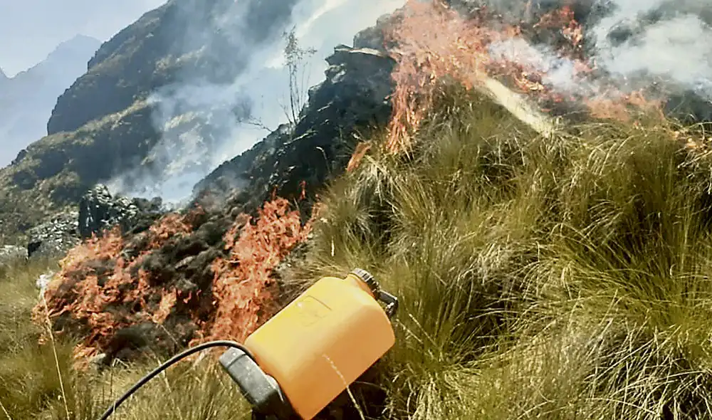 Riesgo. Desde hace tres días, el fuego devora la cobertura natural de pastos y arbustos. Foto: difusión Riesgo. Desde hace tres días, el fuego devora la cobertura natural de pastos y arbustos. Foto: difusión