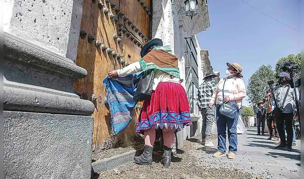 Reclamo. Pobladores lanzaron guano de ganado en puerta de consejo regional y de Autodema en señal de protesta. Foto: Rodrigo Talavera/ La República