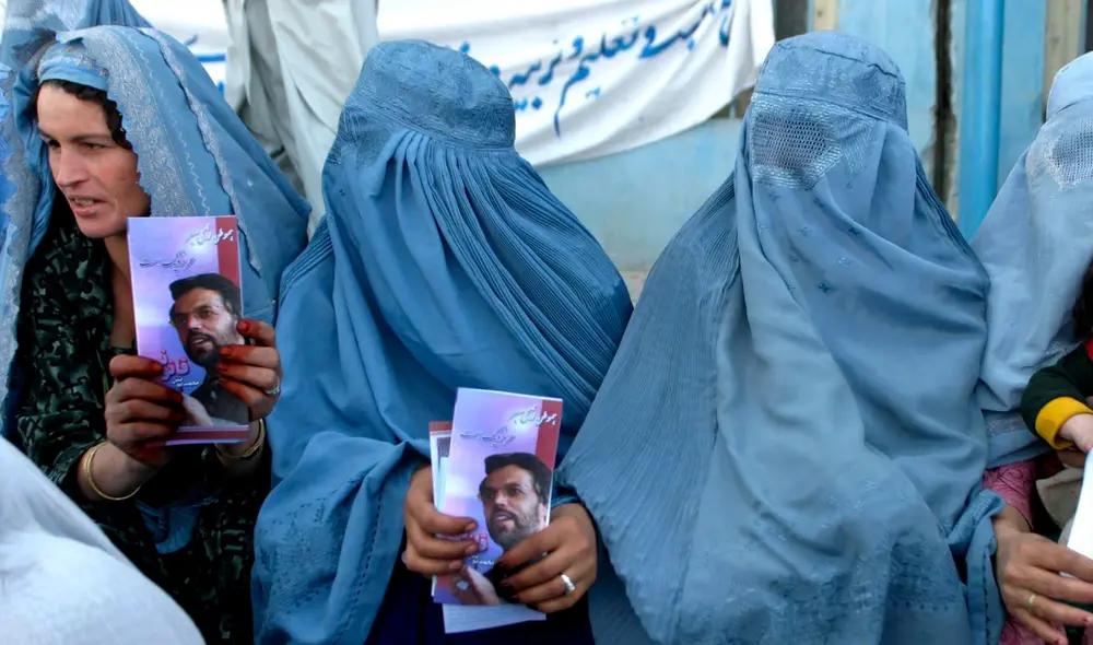 Mujeres están obligadas a cubrirse el rostro en público. Foto: EFE