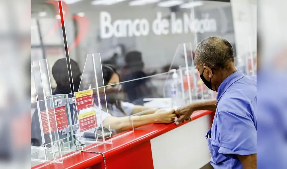 Las personas van al Banco de la Nación a recoger su dinero. Foto: Andina