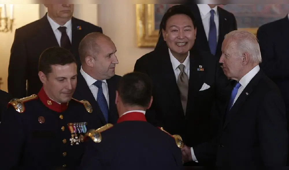 El incómodo momento tuvo lugar durante una cena de gala en el marco de la cumbre de la OTAN. Foto: Captura de Video El incómodo momento tuvo lugar durante una cena de gala en el marco de la cumbre de la OTAN. Foto: Captura de Video