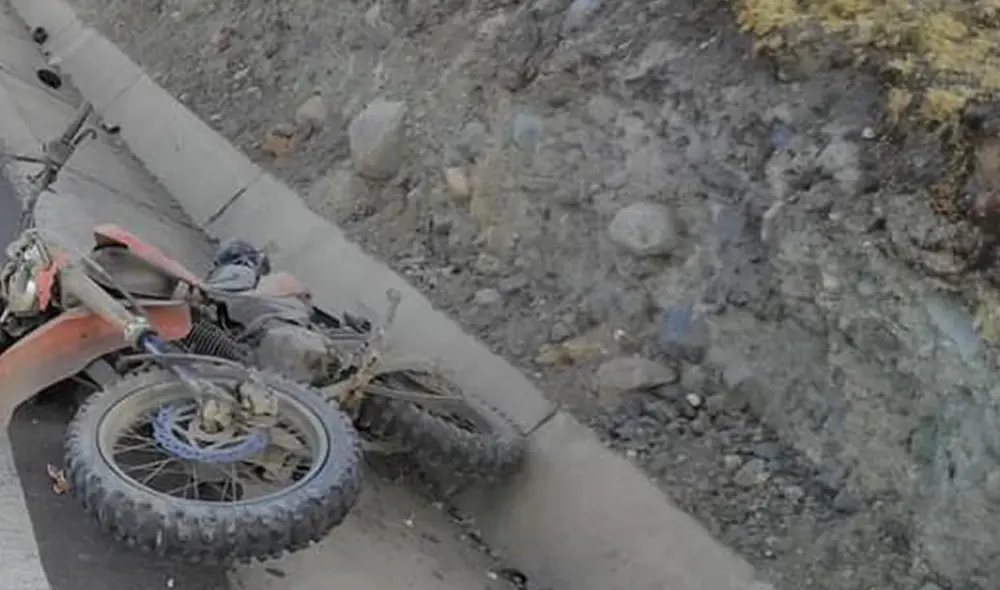Motocicleta quedó a un costado de la vía. Foto: PNP Motocicleta quedó a un costado de la vía. Foto: PNP