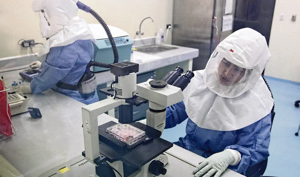 Ciencia. Investigadores del INS lograron secuenciar el genoma del primer paciente con viruela del mono en el país. Foto: EFE