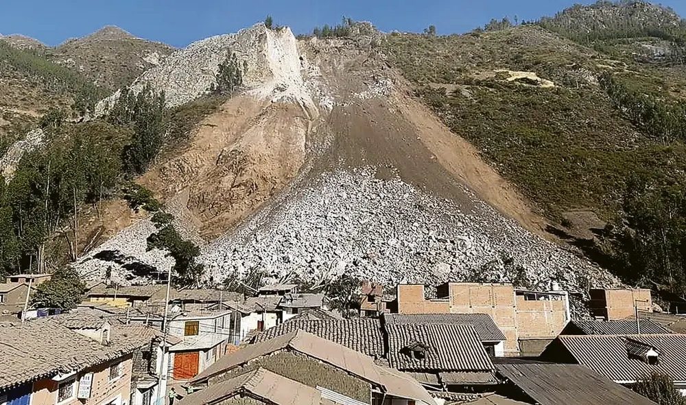 Derrumbe. Parte del cerro Cruz de Shallapa se desprendió la tarde del jueves y dejó 70 viviendas inhabitables y 220 damnificados en Chavín de Huántar. Foto: difusión Derrumbe. Parte del cerro Cruz de Shallapa se desprendió la tarde del jueves y dejó 70 viviendas inhabitables y 220 damnificados en Chavín de Huántar. Foto: difusión