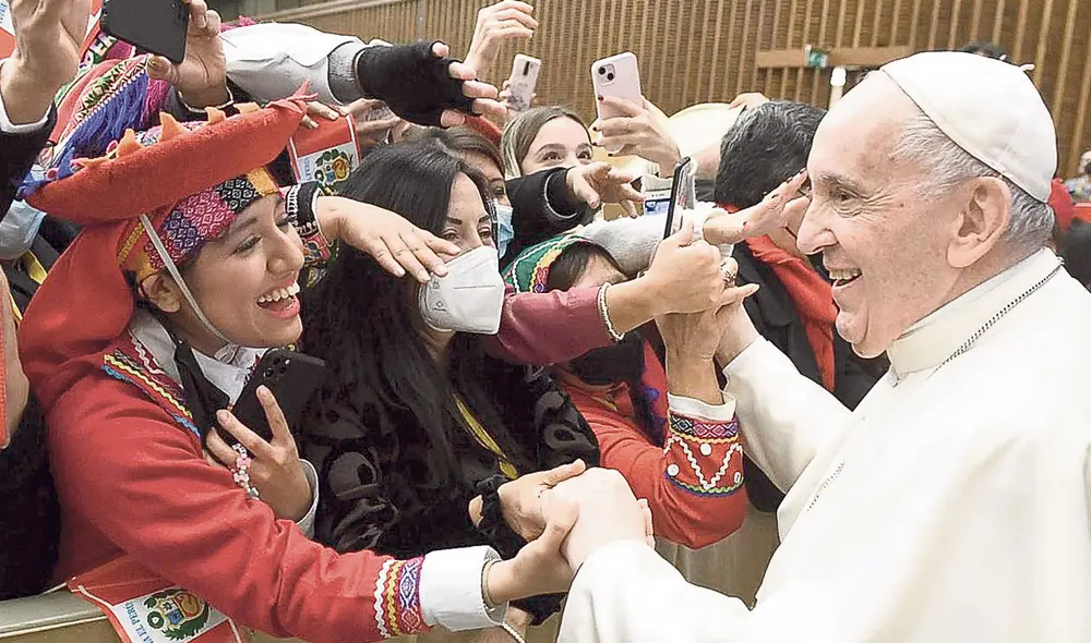 Tiene para rato. El papa saluda a feligreses peruanos en una foto de archivo. Ahora descartó todos los rumores. Foto: difusión Tiene para rato. El papa saluda a feligreses peruanos en una foto de archivo. Ahora descartó todos los rumores. Foto: difusión