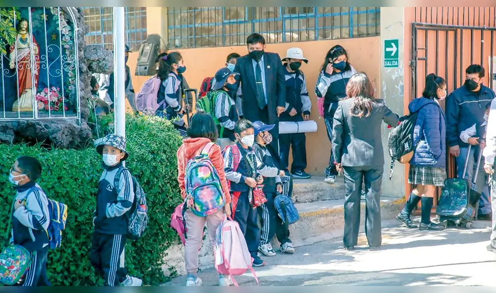 Clases presenciales. Tras dos años de ausencia, escolares volvieron a clases. Hay contagios pero están bajo control. Foto: La República
