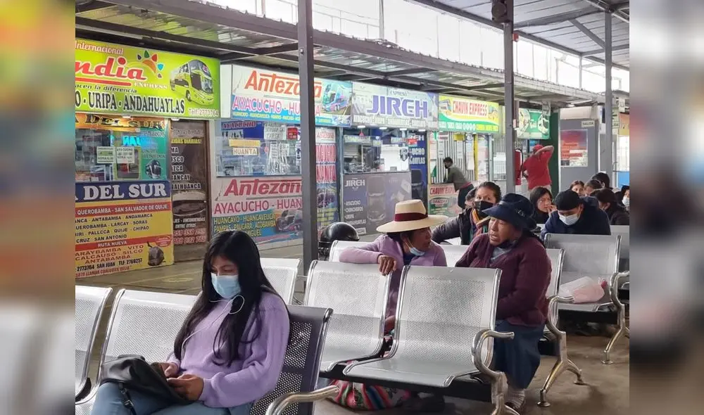En el terminal de Atocongo los pasajes oscilan entre los 30 y 120 soles, según el destino. Foto: Giuliana Castillo - Gianella Aguirre / URPI-LR