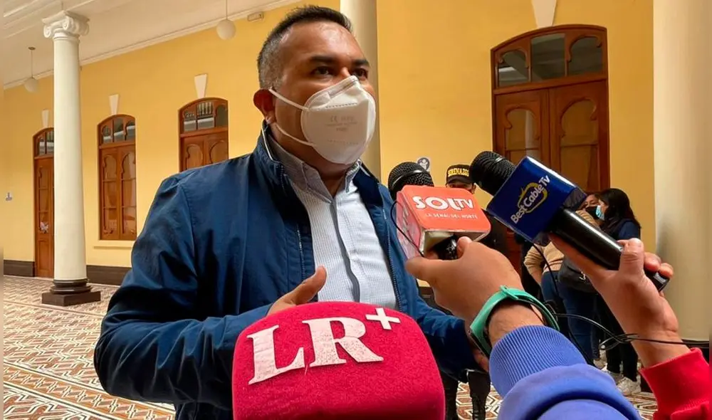 El alcalde refirió que el Gobierno Regional de Lambayeque apoya con maquinaria en la operación de las celdas transitorias. Foto: Rosa Quincho/URPI-LR