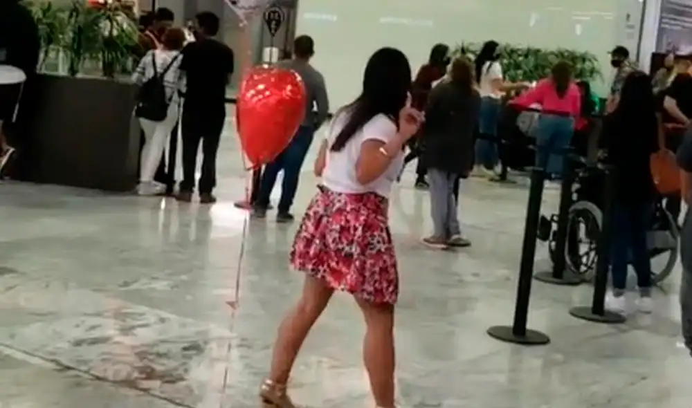 Iris se encontraba parada en la puerta de arribos del aeropuerto de Guadalajara. Foto: captura de TikTok/@iris.mochilove