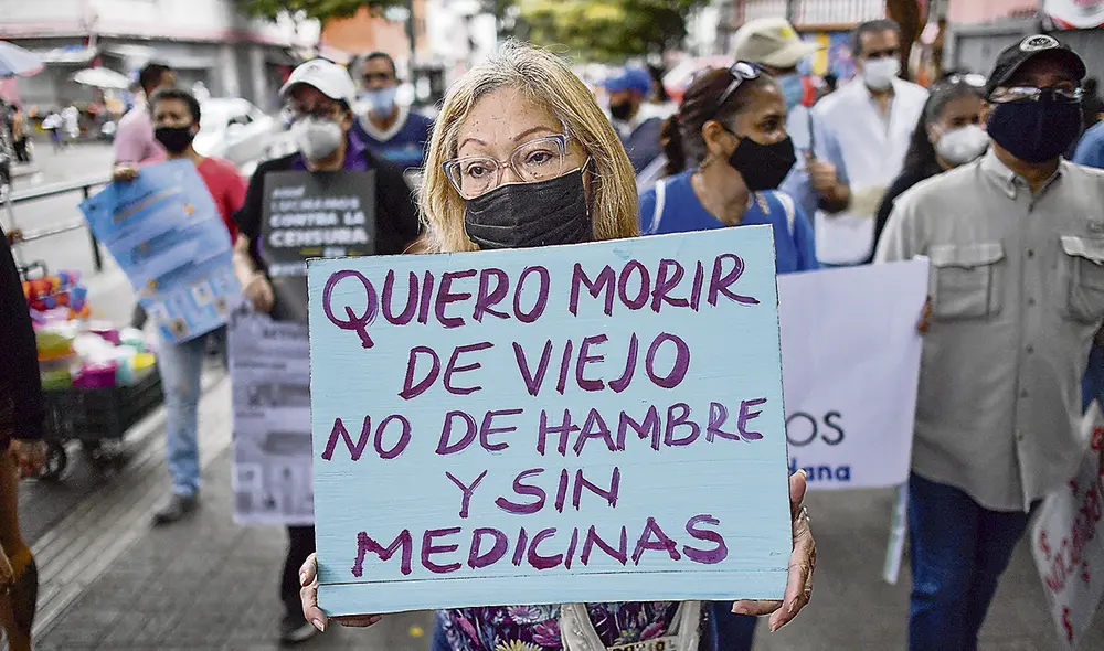 Reclamo y amenazas. Desde hace meses, venezolanos reclaman por la carencia de insumos en los hospitales públicos y los médicos temen represalias. Foto: AFP