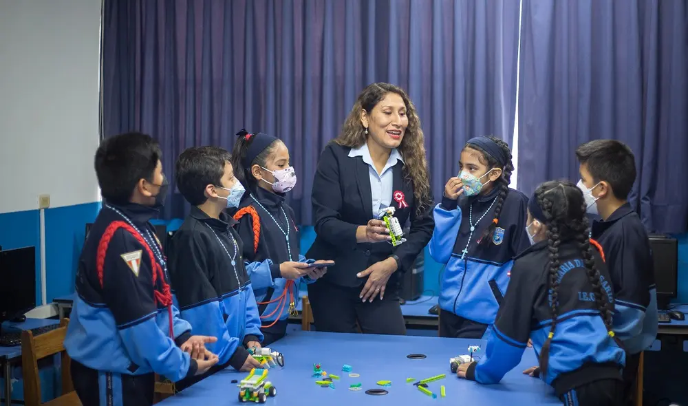 La profesora Almirón se sigue formando con los cursos de la Fundación Telefónica. Fotografía: Antonio Melgarejo