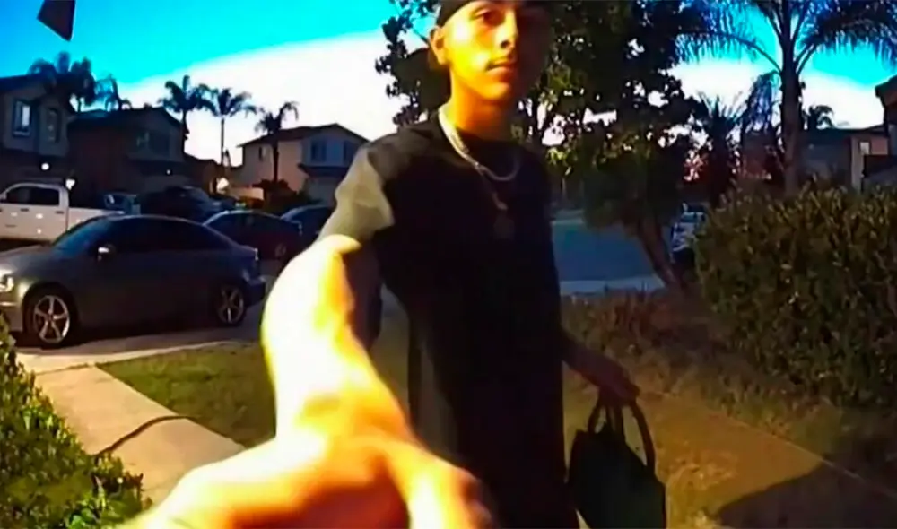 Adrián Rodríguez, al momento de regresar a casa de la mujer para devolverle su bolso extraviado. Foto: captura de video