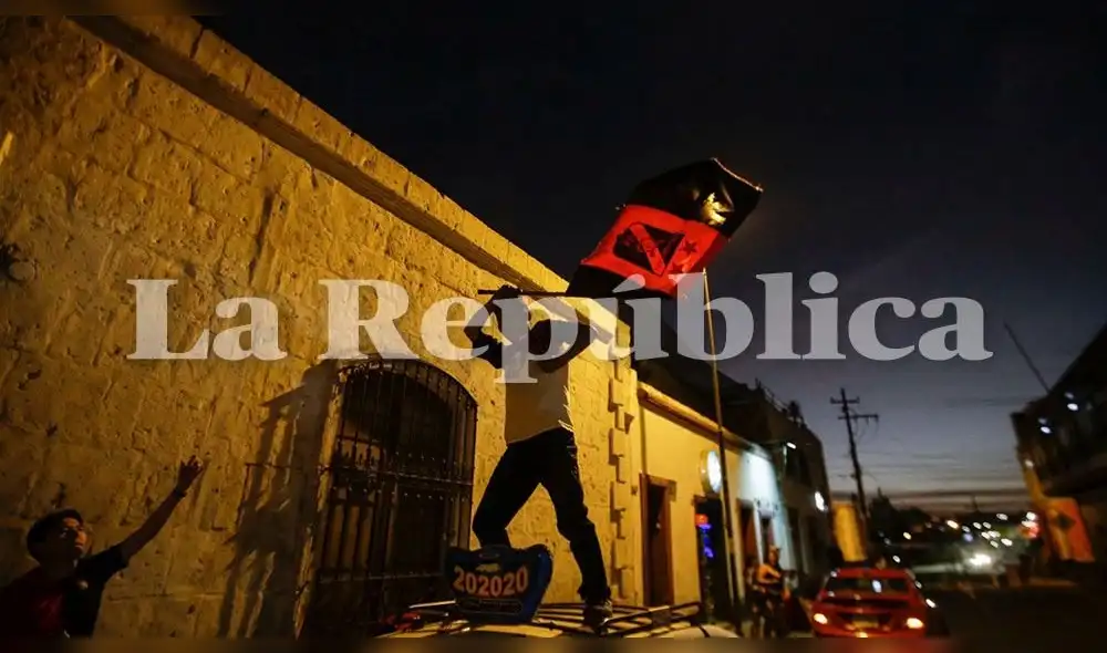 FBC Melgar, campeón del Torneo Apertura. Los hinchas festejan el triunfo por el centro de la Ciudad Blanca. Foto: Rodrigo Talavera/La República