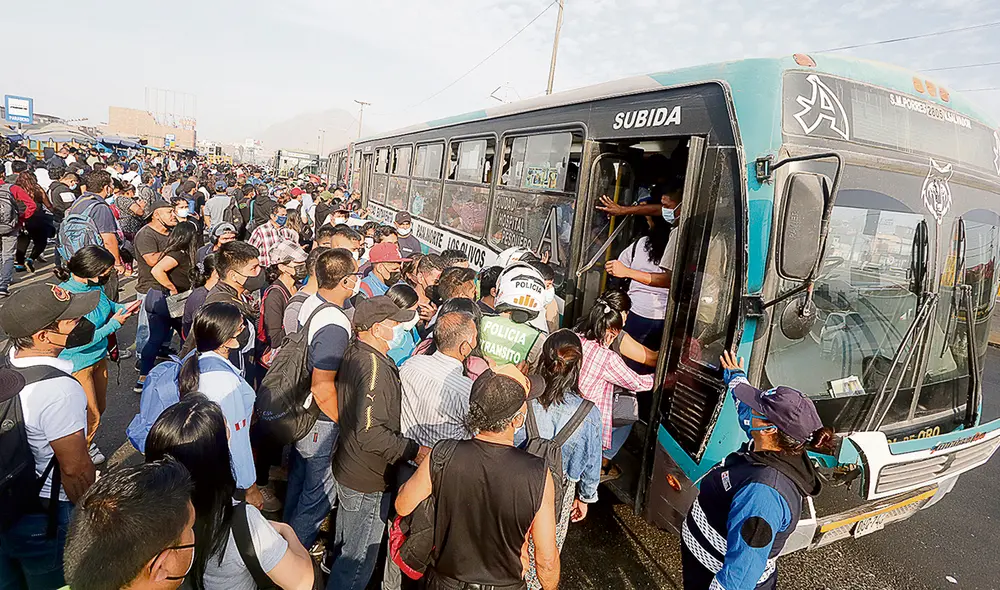 El dato. El MTC asegura que en un caso
hipotético de paro, solo dejarán
de operar 2.000 unidades en
toda la capital. No obstante, la
Cámara de Transporte Urbano
habla de más de 16.000. Foto: Félix Moreno/La República