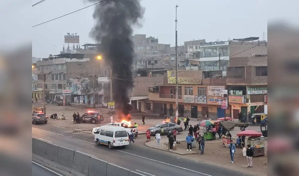 Queman una llanta durante protestas. Foto: Jessica Merino/LR