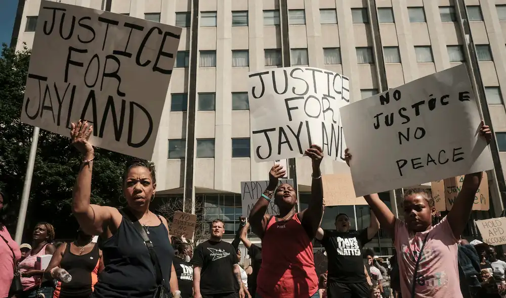 Cientos de personas marcharon rumbo al ayuntamiento de Akron llevando pancartas con leyendas como “Justicia para Jayland”. Foto: AFP Cientos de personas marcharon rumbo al ayuntamiento de Akron llevando pancartas con leyendas como “Justicia para Jayland”. Foto: AFP