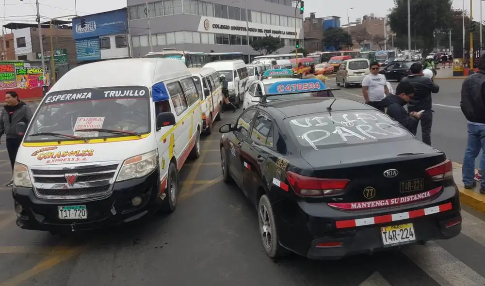 Transportistas realizan su manifestación recorriendo las principales vías de Trujillo. Foto: Jaime Mendoza Ruiz /LR Transportistas realizan su manifestación recorriendo las principales vías de Trujillo. Foto: Jaime Mendoza Ruiz /LR
