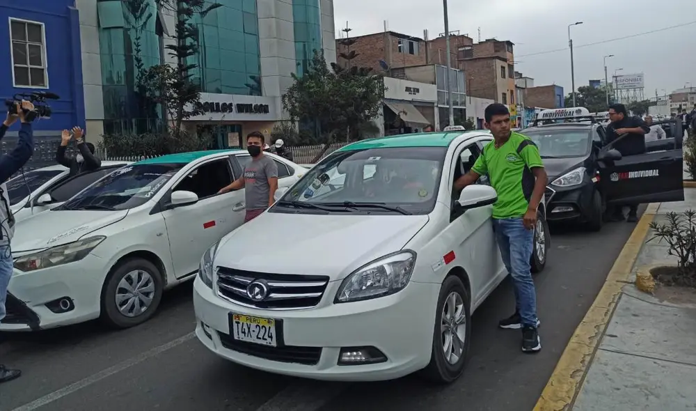 Colectivos antes de iniciar la caravana partieron desde sus paraderos en los distritos de Trujillo. Foto: Yolanda Goicochea/ URPI-LR