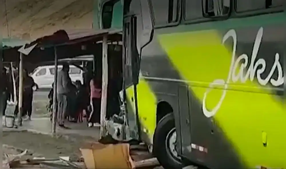 El ómnibus no paró en el peaje e impactó contra otros 3 vehículos. Foto: captura de Canal N