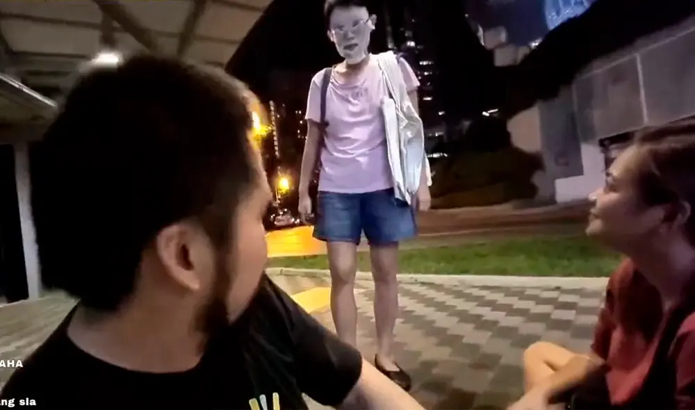 La mujer interrumpió una transmisión en vivo de una pareja en Singapur. Foto: captura de video/Twitter/@ClarenceKang83 La mujer interrumpió una transmisión en vivo de una pareja en Singapur. Foto: captura de video/Twitter/@ClarenceKang83