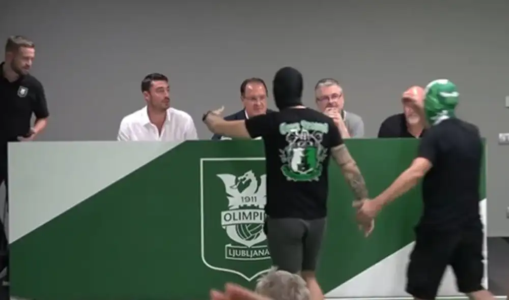 Albert Riera vivió un incómodo momento cuando era anunciado en su nuevo equipo. Foto: captura de video/@sportscenter/Twitter Albert Riera vivió un incómodo momento cuando era anunciado en su nuevo equipo. Foto: captura de video/@sportscenter/Twitter