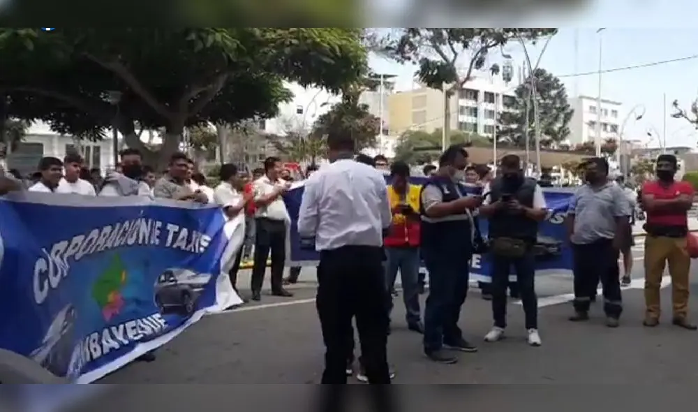 Gremios de diferentes tipos de transporte protestan frente a la Municipalidad Provincial de Chiclayo. Foto: URPI/LR Norte. Gremios de diferentes tipos de transporte protestan frente a la Municipalidad Provincial de Chiclayo. Foto: URPI/LR Norte.