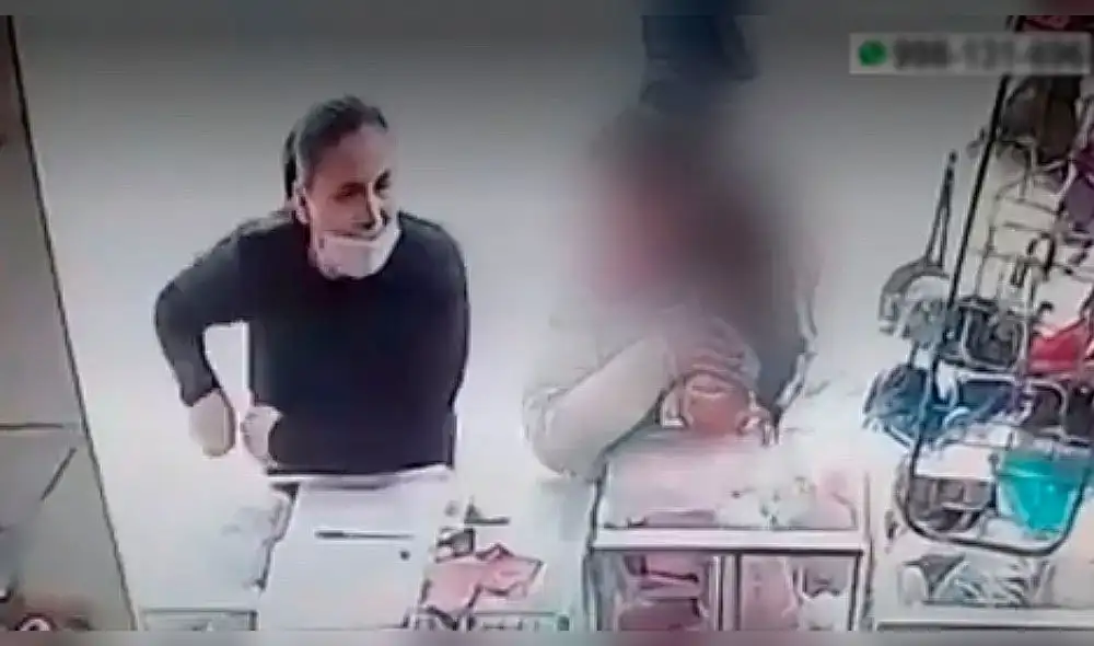 En la escena apareció una tercera mujer, que no advirtió el robo. Foto: captura video/América TV