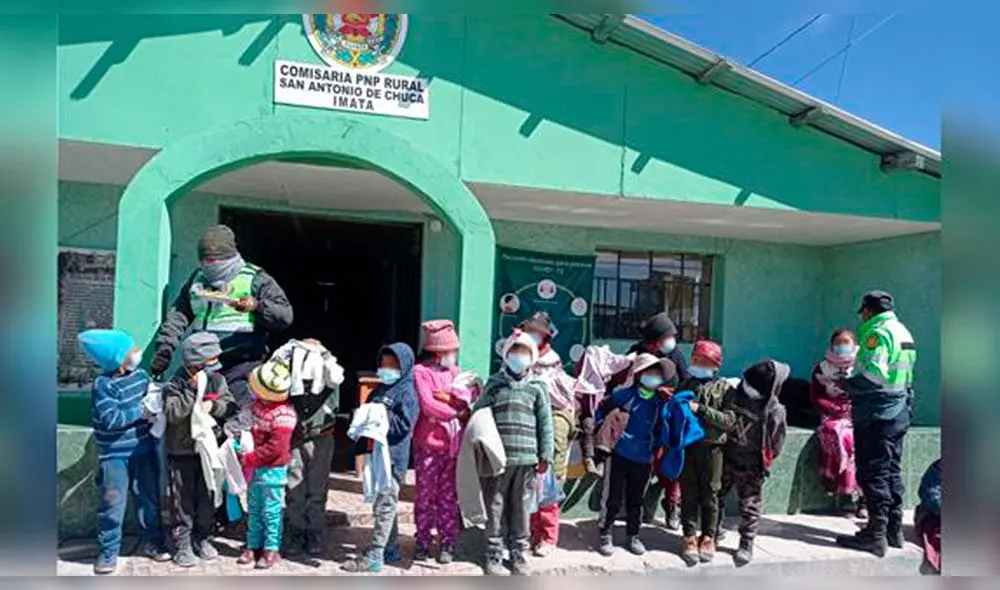 Policías de Arequipa entregaron chompas, zapatos y otras prendas para abrigar a niños en las heladas. Foto: PNP